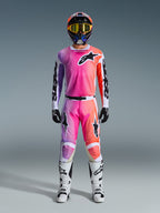 Alpinestars Set completo Racer Air Portl 2026, abbigliamento da motocross, rosa, viola e arancione, completo di casco coordinato, occhiali con lenti gialle, guanti neri e stivali bianchi, con logo a stella nero sul petto e sulle gambe.