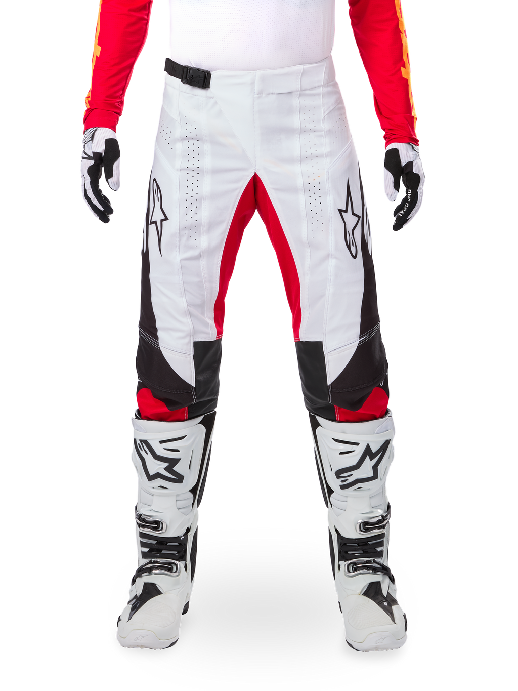 Alpinestars Limited Edition Techstar Deep Pants, pantaloni da motocross bianchi con dettagli neri e rossi, con logo a stella e perforazioni laser, indossati con stivali da motocross bianchi e guanti, materiale tecnico resistente per guida fuoristrada