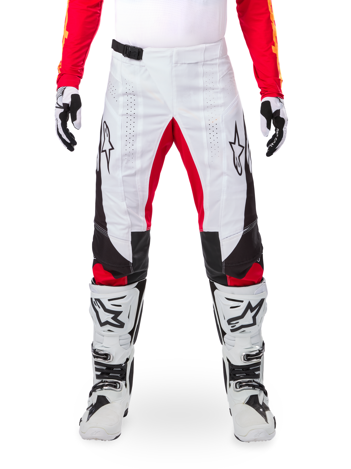 Alpinestars Limited Edition Techstar Deep Pants, pantaloni da motocross bianchi con dettagli neri e rossi, con logo a stella e perforazioni laser, indossati con stivali da motocross bianchi e guanti, materiale tecnico resistente per guida fuoristrada