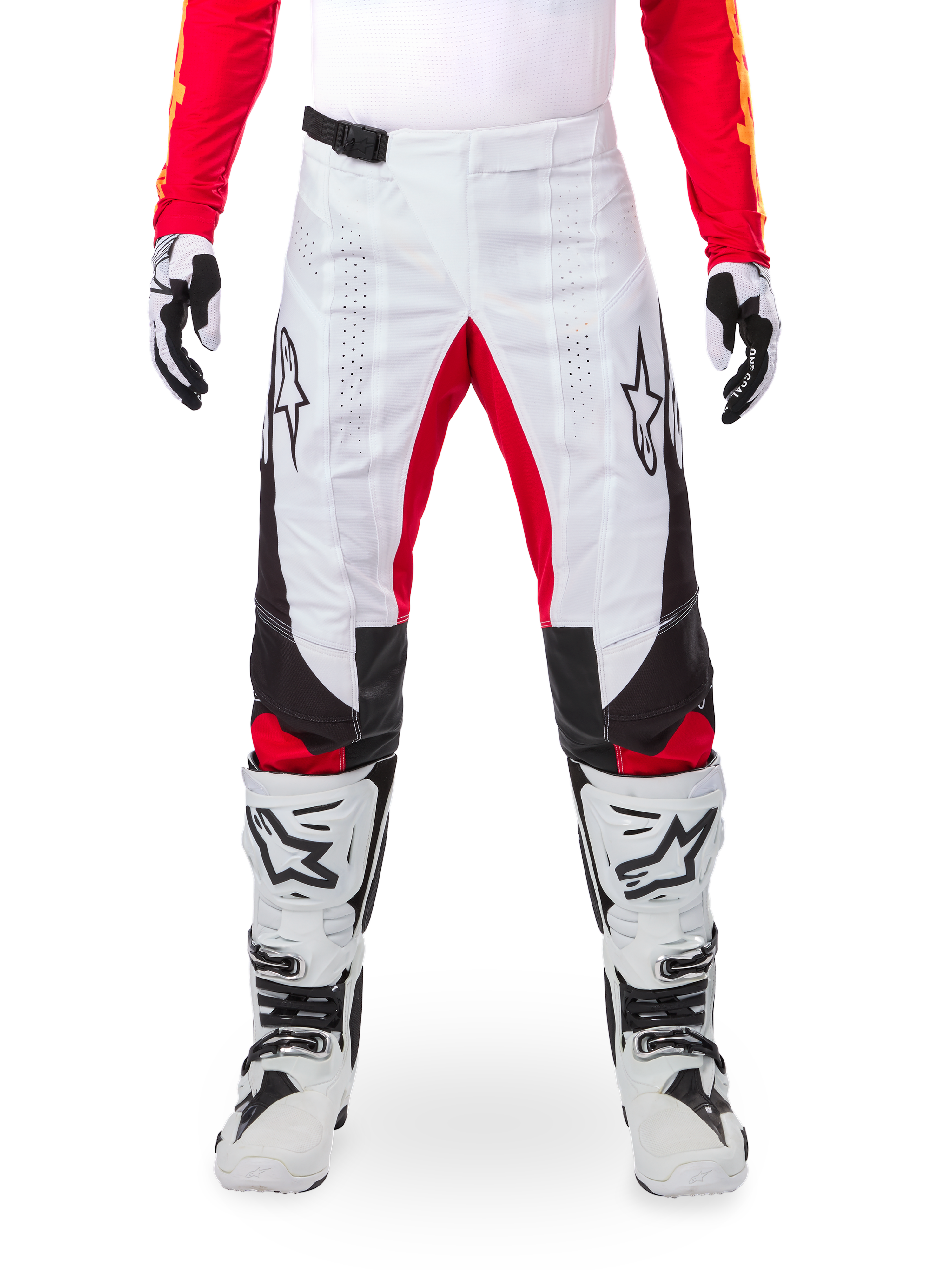 Alpinestars Limited Edition Techstar Deep Pants, pantaloni da motocross bianchi con dettagli neri e rossi, con logo a stella e perforazioni laser, indossati con stivali da motocross bianchi e guanti, materiale tecnico resistente per guida fuoristrada