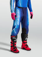 Alpinestars Pantaloni Fluid Kepler, pantaloni da motocross da uomo, blu, in poliestere 600D con gambe pre-curvate per il comfort off-road, indossati con stivali e guanti tecnici