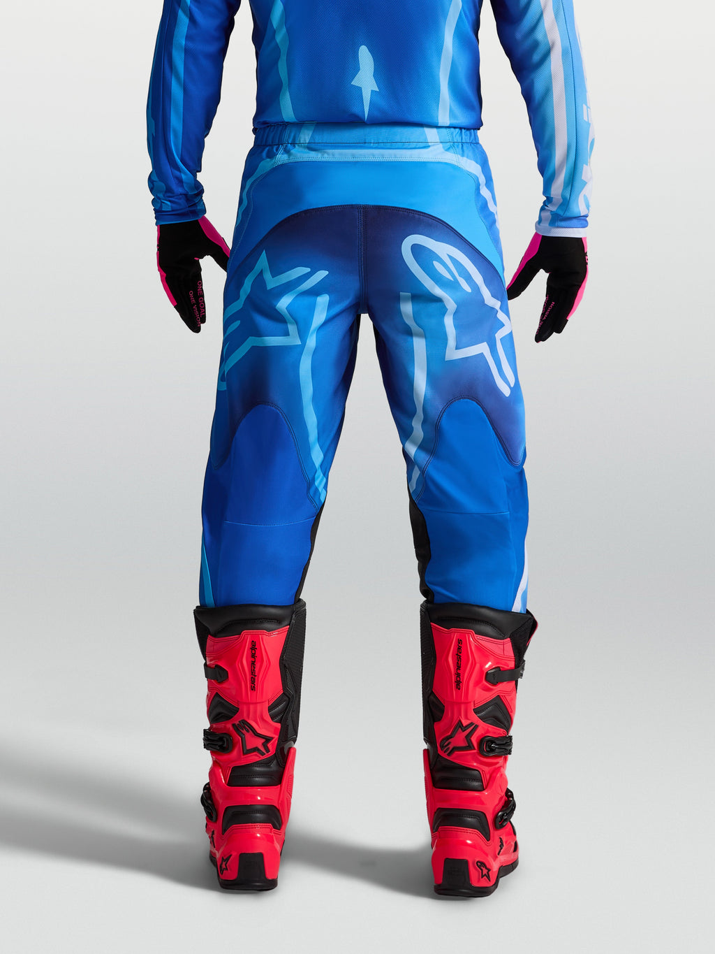 Alpinestars Fluid Kepler, pantaloni da motocross blu da uomo, vista posteriore su modello, in tessuto poliestere resistente.