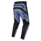 Alpinestars 2024 Fluid Lurv Pants, pantaloni da motocross, azzurro e nero, vista posteriore con vistoso marchio Alpinestars sul retro e sul fianco, pannelli rinforzati neri su seduta e interno gamba, design ergonomico pre-curvato per prestazioni fuoristrada