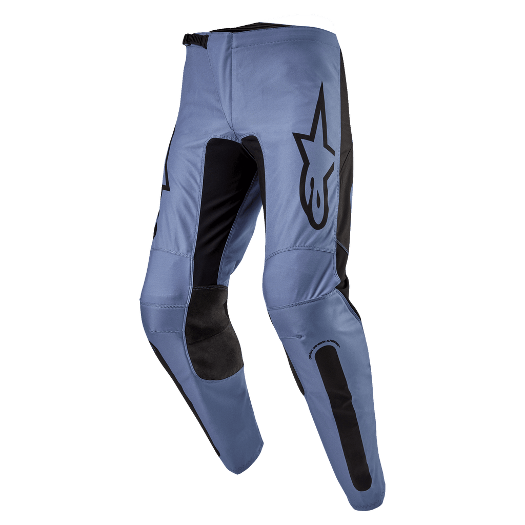 Alpinestars 2024 Fluid Lurv Pants, pantaloni da motocross, azzurro e nero, con un grande logo Alpinestars nero sulla coscia, pannelli interni delle ginocchia rinforzati neri e design ergonomico della gamba pre-curvato per la guida fuoristrada.