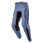 Alpinestars 2024 Fluid Lurv Pants, pantaloni da motocross, azzurro e nero, con un grande logo Alpinestars nero sulla coscia, pannelli interni delle ginocchia rinforzati neri e design ergonomico della gamba pre-curvato per la guida fuoristrada.