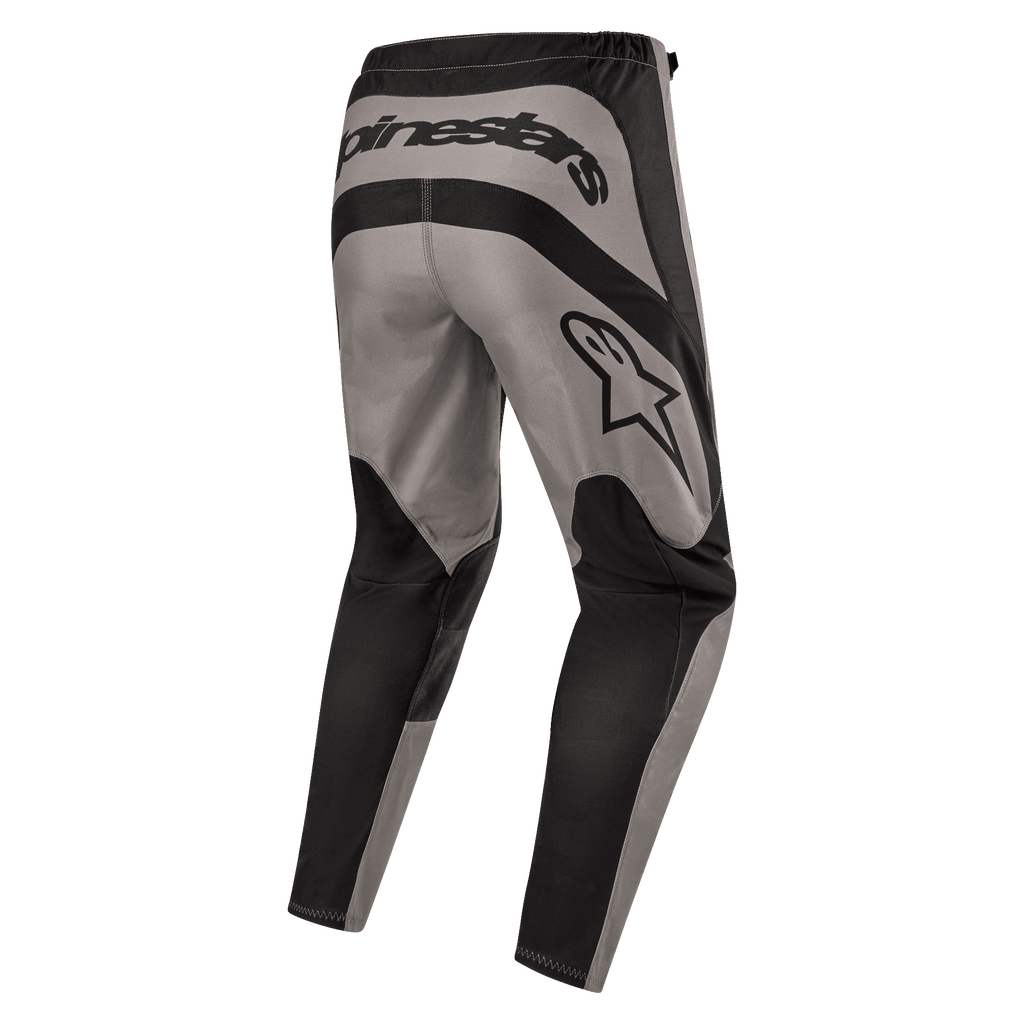 Pantaloni Alpinestars Fluid Lurv 2024, pantaloni da motocross, Mud Black, vista posteriore con logo Alpinestars sul retro e logo a stella sulla coscia destra, design a pannelli grigi e neri in resistente poli-tessuto 600D per la guida fuoristrada
