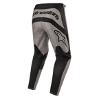 Pantaloni Alpinestars Fluid Lurv 2024, pantaloni da motocross, Mud Black, vista posteriore con logo Alpinestars sul retro e logo a stella sulla coscia destra, design a pannelli grigi e neri in resistente poli-tessuto 600D per la guida fuoristrada