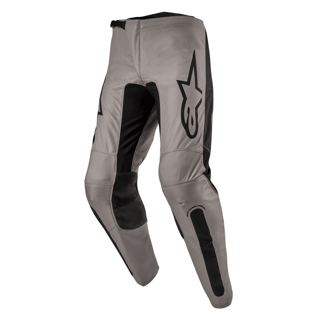 Pantaloni Alpinestars Fluid Lurv 2024, pantaloni da motocross, Mud Black, caratterizzati da un telaio principale grigio-beige con pannelli elastici neri sull'interno gamba e sulle ginocchia, prominente logo Alpinestars nero sulla coscia, design ergonomico pre-curvato per la guida fuoristrada