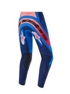 Alpinestars Supertech Vista 2026, pantaloni da motocross, Dark Navy, Hot Coral e Cobalto, vista posteriore con logo evidente sulla seduta e loghi A-star sulle gambe, caratterizzati da pannelli interni scuri rinforzati sulle ginocchia e traforature laser per la ventilazione.