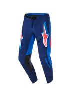 Alpinestars 2026 Supertech Vista Pants, pantaloni da motocross, blu scuro, corallo acceso e cobalto, caratterizzati da un grande logo Astars corallo sulle cosce, pannelli laterali blu brillante, rinforzi interni alle ginocchia in pelle nera e perforazioni laser per la ventilazione, progettati per prestazioni d'élite.