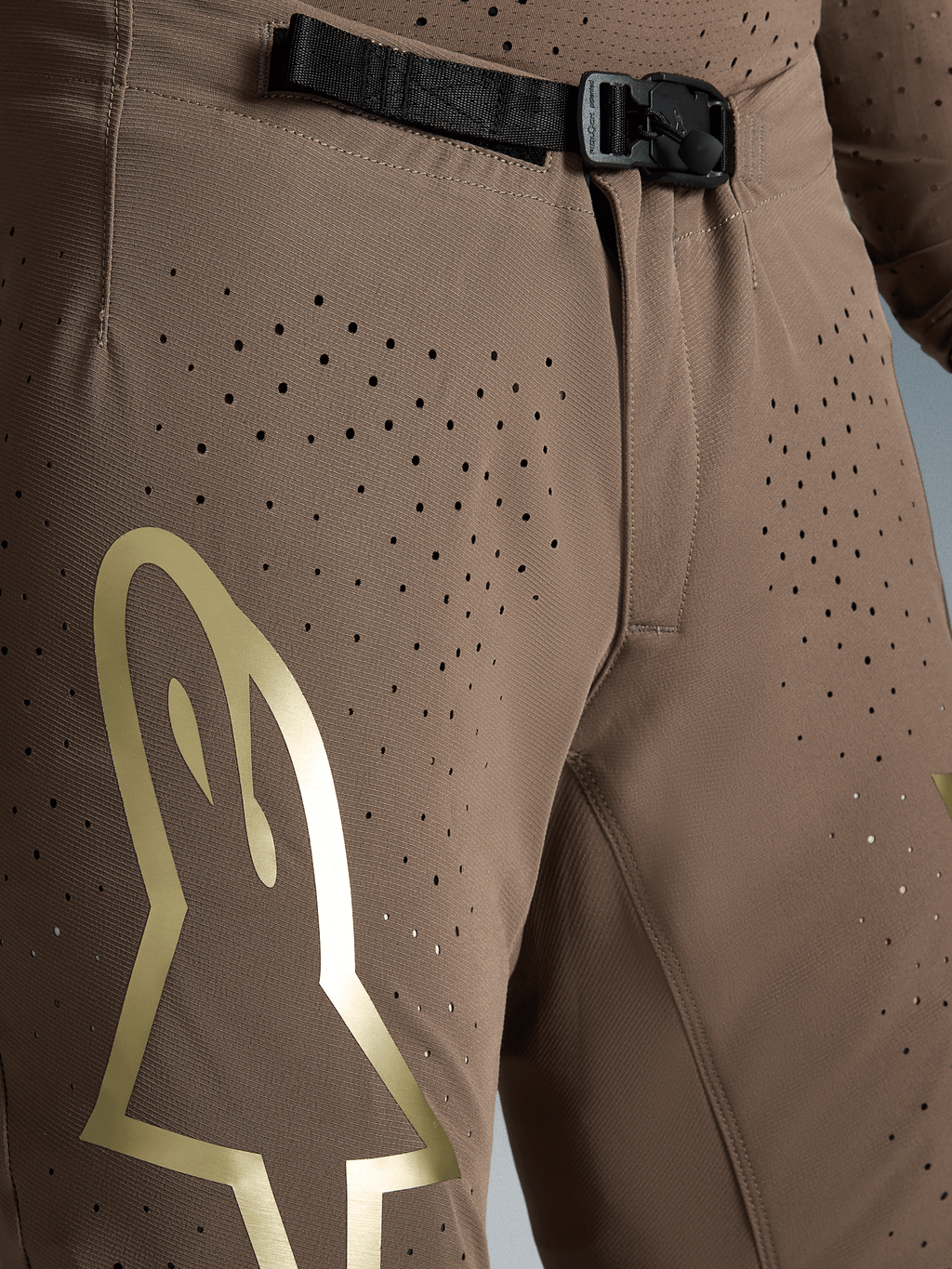 Alpinestars Pantaloni Supertech Air Gold Edizione Limitata, pantaloni motocross racing da uomo, marrone e oro, fibbia magnetica SX1 e tessuto traforato.