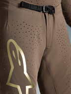 Alpinestars Pantaloni Supertech Air Gold Edizione Limitata, pantaloni motocross racing da uomo, marrone e oro, fibbia magnetica SX1 e tessuto traforato.