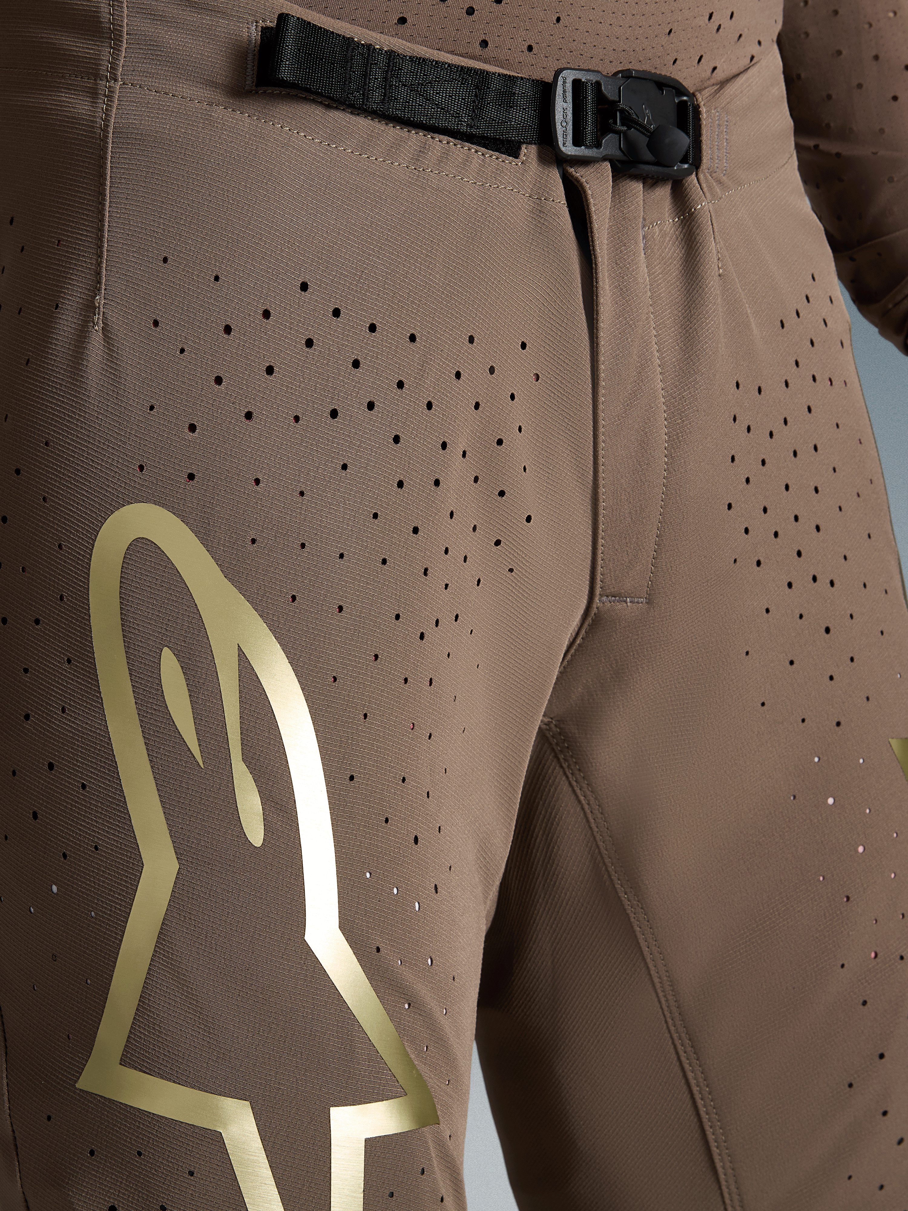 Alpinestars Pantaloni Supertech Air Gold Edizione Limitata, pantaloni motocross racing da uomo, marrone e oro, fibbia magnetica SX1 e tessuto traforato.