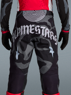 Pantaloni Techstar Beast Coast Alpinestars, vista posteriore con grafica mimetica grigia e logo bianco, stile motocross.