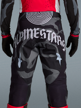 Pantaloni Techstar Beast Coast con motivo mimetico grigio e grande logo Alpinestars bianco sul retro.
