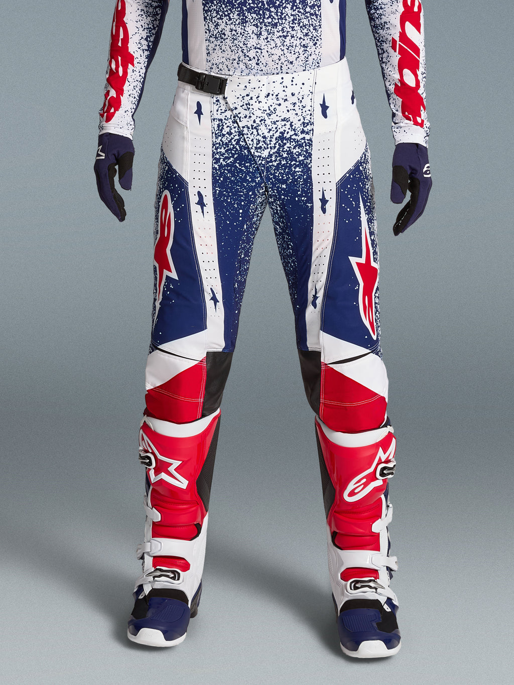 Alpinestars Techstar Unity Pantaloni, pantaloni da motocross uomo in edizione limitata, rossi, bianchi e blu elasticizzati.