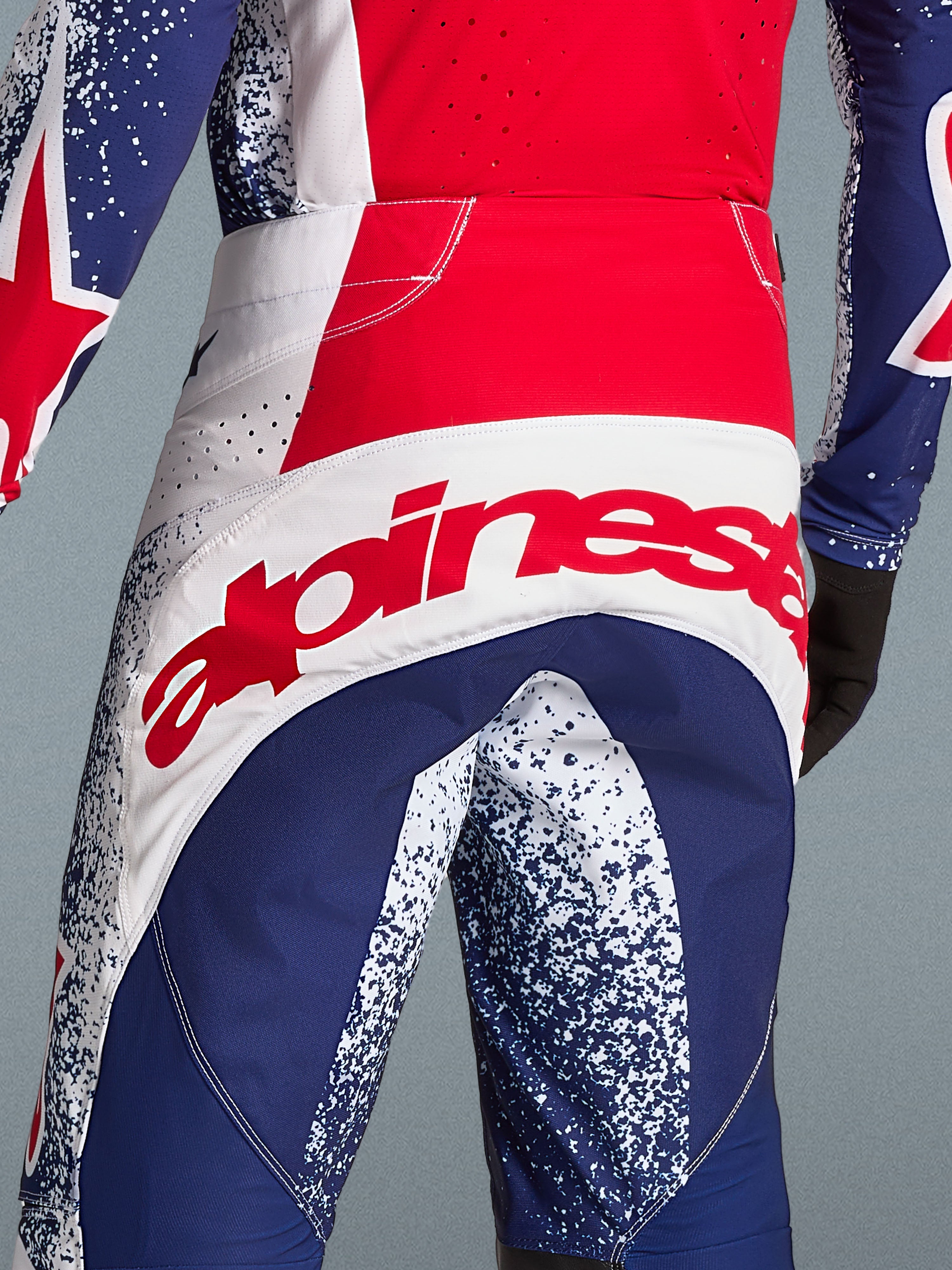 Alpinestars Techstar Unity Pantaloni, pantaloni da motocross uomo, edizione limitata, rossi, bianchi e blu con logo posteriore.