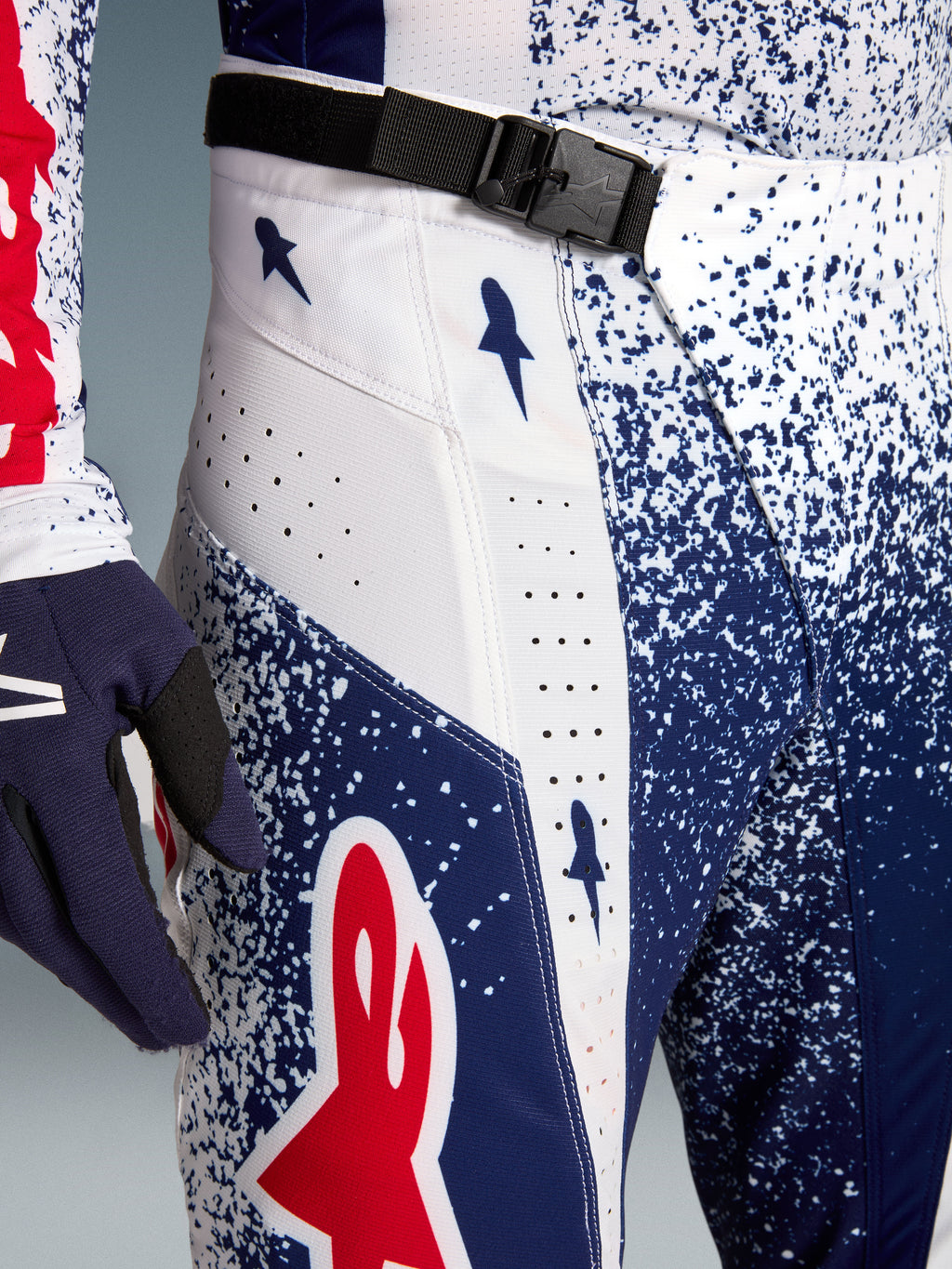 Alpinestars Techstar Unity Pantaloni da motocross da uomo, rossi, bianchi e blu con fibbia magnetica SX2 e fori laser