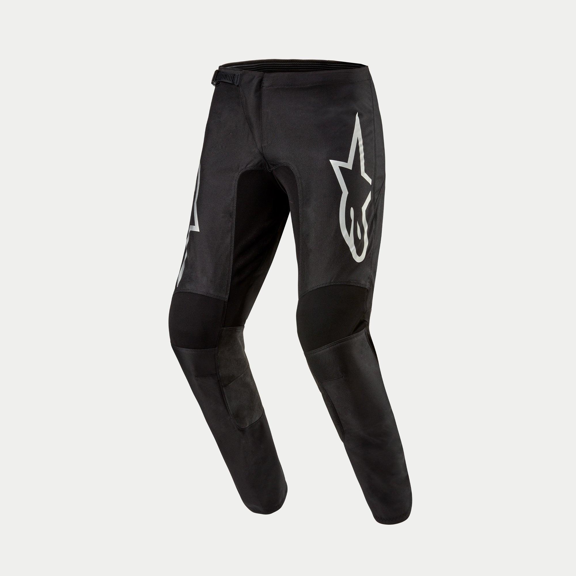 Alpinestars Pantaloni Fluid Graphite 2024, pantaloni da motocross, nero e argento, grande logo Astar argento sulla coscia, pannelli rinforzati neri sulle ginocchia, design ergonomico pre-curvato per corse fuoristrada