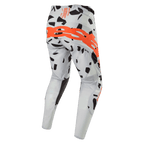 Alpinestars 2024 Techstar Rantera Pants, pantaloni da motocross, Haze Gray Camo, vista posteriore con un grande logo arancione sulla seduta, motivi grafici neri su tessuto grigio, design atletico per prestazioni fuoristrada