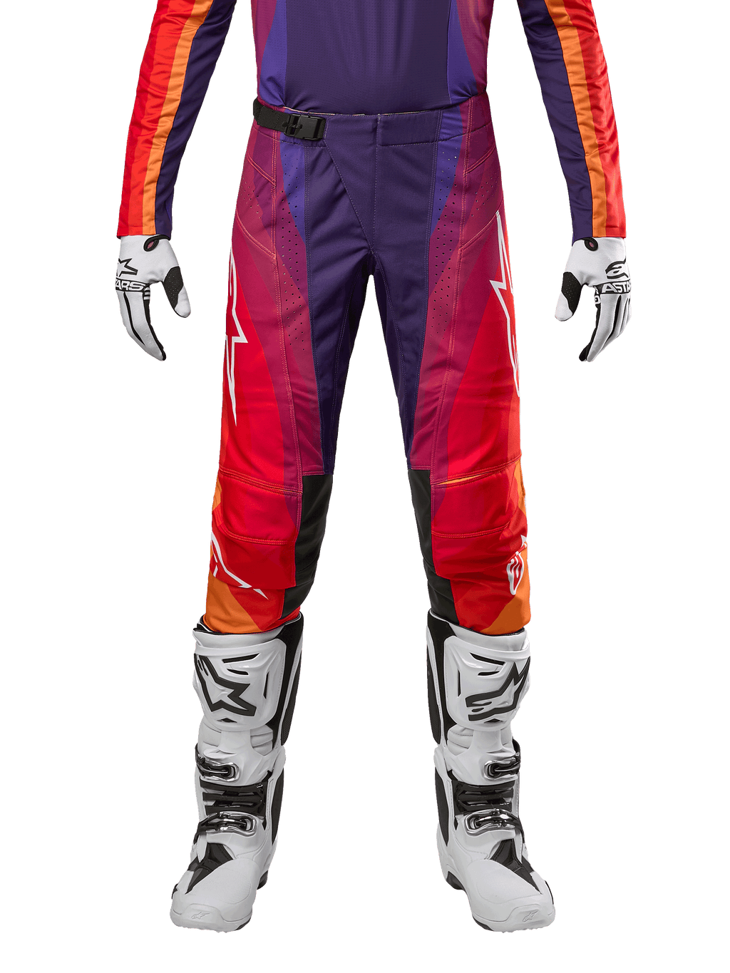 Alpinestars 2024 Techstar Pneuma Pants, pantaloni da motocross, viola, arancione e blu, indossati con guanti e stivali bianchi e neri, equipaggiamento protettivo per fuoristrada