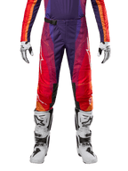 Alpinestars 2024 Techstar Pneuma Pants, pantaloni da motocross, viola, arancione e blu, indossati con guanti e stivali bianchi e neri, equipaggiamento protettivo per fuoristrada