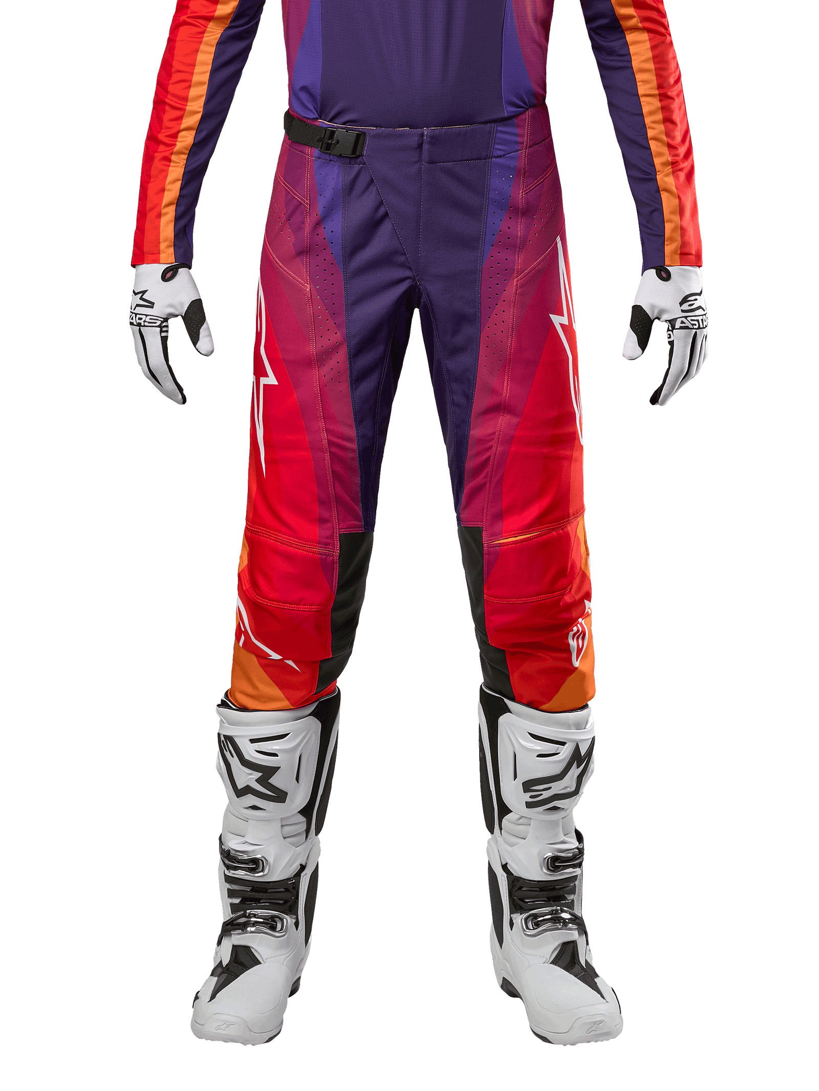 Alpinestars 2024 Techstar Pneuma Pants, pantaloni da motocross, viola, arancione e blu, indossati con guanti e stivali bianchi e neri, equipaggiamento protettivo per fuoristrada