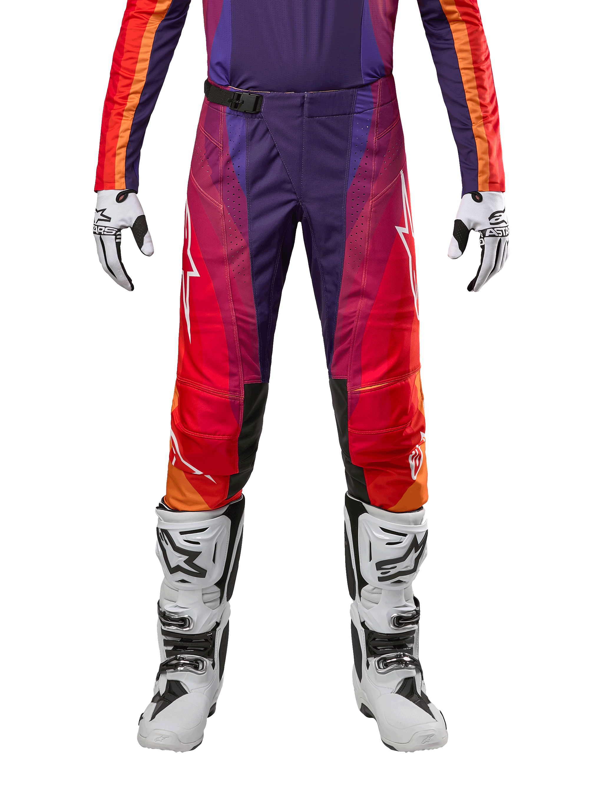 Alpinestars 2024 Techstar Pneuma Pants, pantaloni da motocross, viola, arancione e blu, indossati con guanti e stivali bianchi e neri, equipaggiamento protettivo per fuoristrada