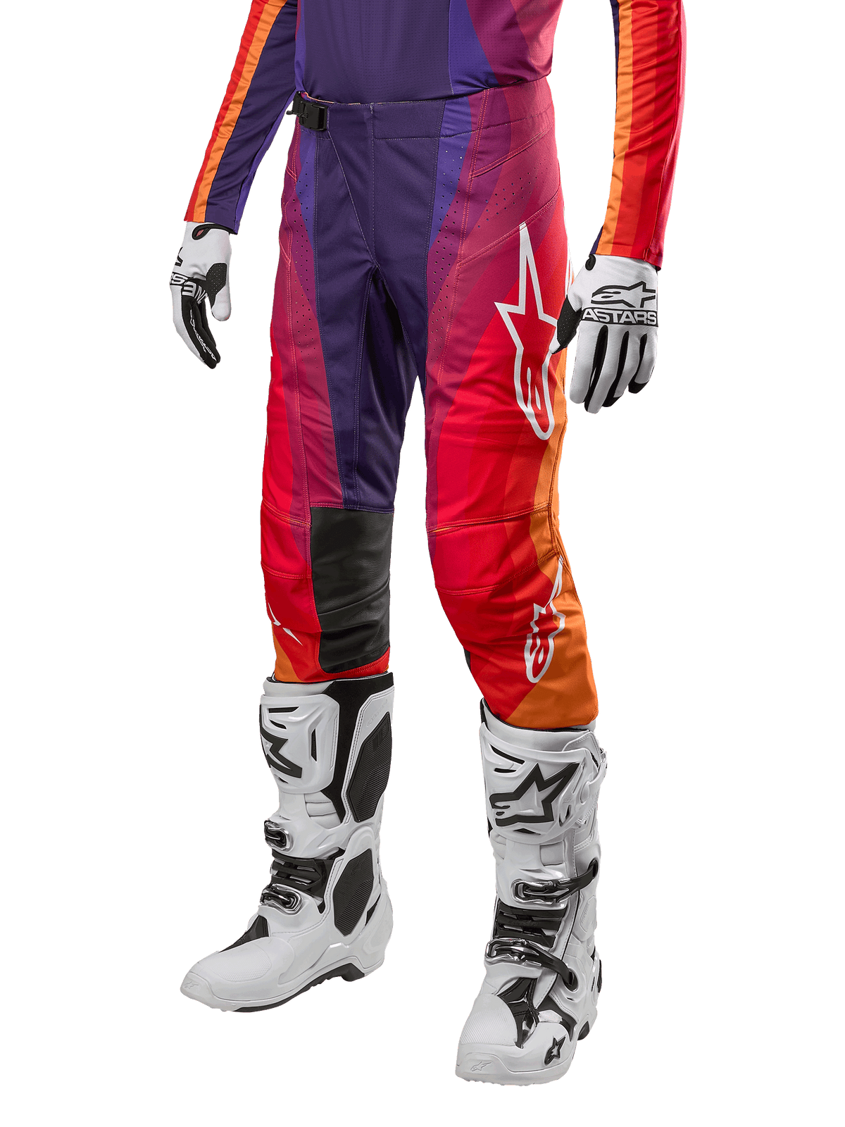 Alpinestars 2024 Techstar Pneuma Pants, pantaloni da motocross, viola profondo con accenti arancione e blu scuro, logo Alpinestars bianco, equipaggiamento protettivo per fuoristrada, indossati con stivali bianchi e guanti