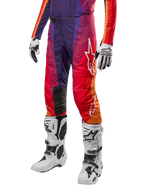 Alpinestars 2024 Techstar Pneuma Pants, pantaloni da motocross, viola profondo con accenti arancione e blu scuro, logo Alpinestars bianco, equipaggiamento protettivo per fuoristrada, indossati con stivali bianchi e guanti