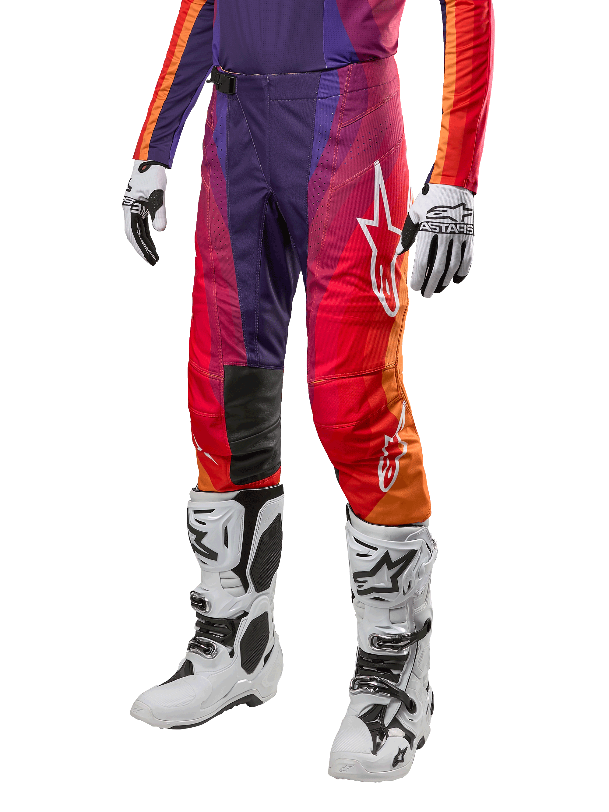 Alpinestars 2024 Techstar Pneuma Pants, pantaloni da motocross, viola profondo con accenti arancione e blu scuro, logo Alpinestars bianco, equipaggiamento protettivo per fuoristrada, indossati con stivali bianchi e guanti