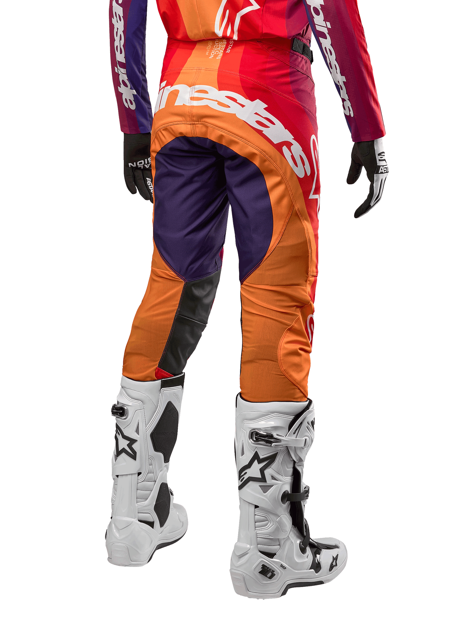 Alpinestars 2024 Techstar Pneuma Pants, pantaloni da motocross, viola scuro, arancione e blu scuro, grande logo bianco sul retro, abbigliamento protettivo da fuoristrada, vista posteriore