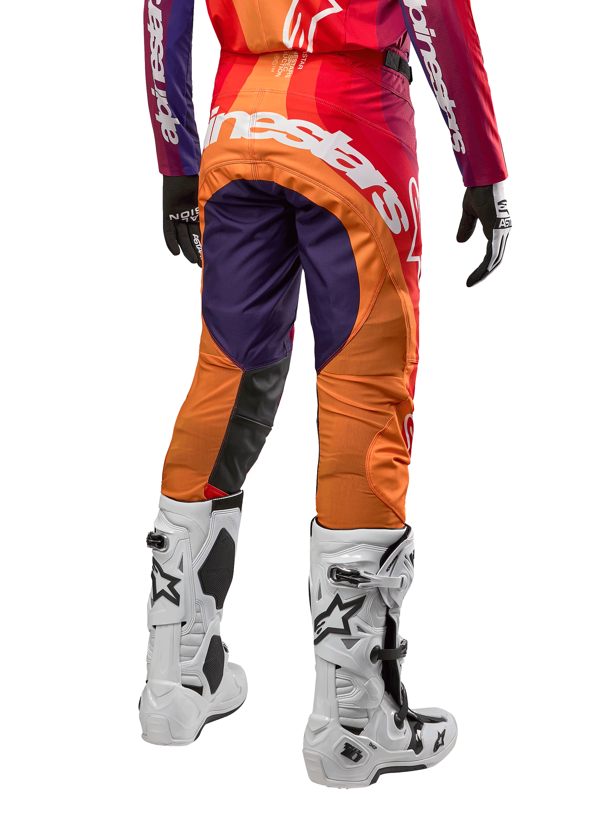Alpinestars 2024 Techstar Pneuma Pants, pantaloni da motocross, viola scuro, arancione e blu scuro, grande logo bianco sul retro, abbigliamento protettivo da fuoristrada, vista posteriore