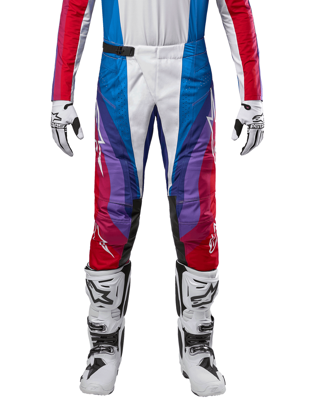 Alpinestars 2024 Techstar Pneuma Pants, pantaloni da motocross, Blu, Rosso Marte e Bianco, caratterizzati da un design angolare multicolore con accenti viola, abbinati a stivali da motocross bianchi e neri e guanti coordinati, vestibilità racing atletica per prestazioni fuoristrada