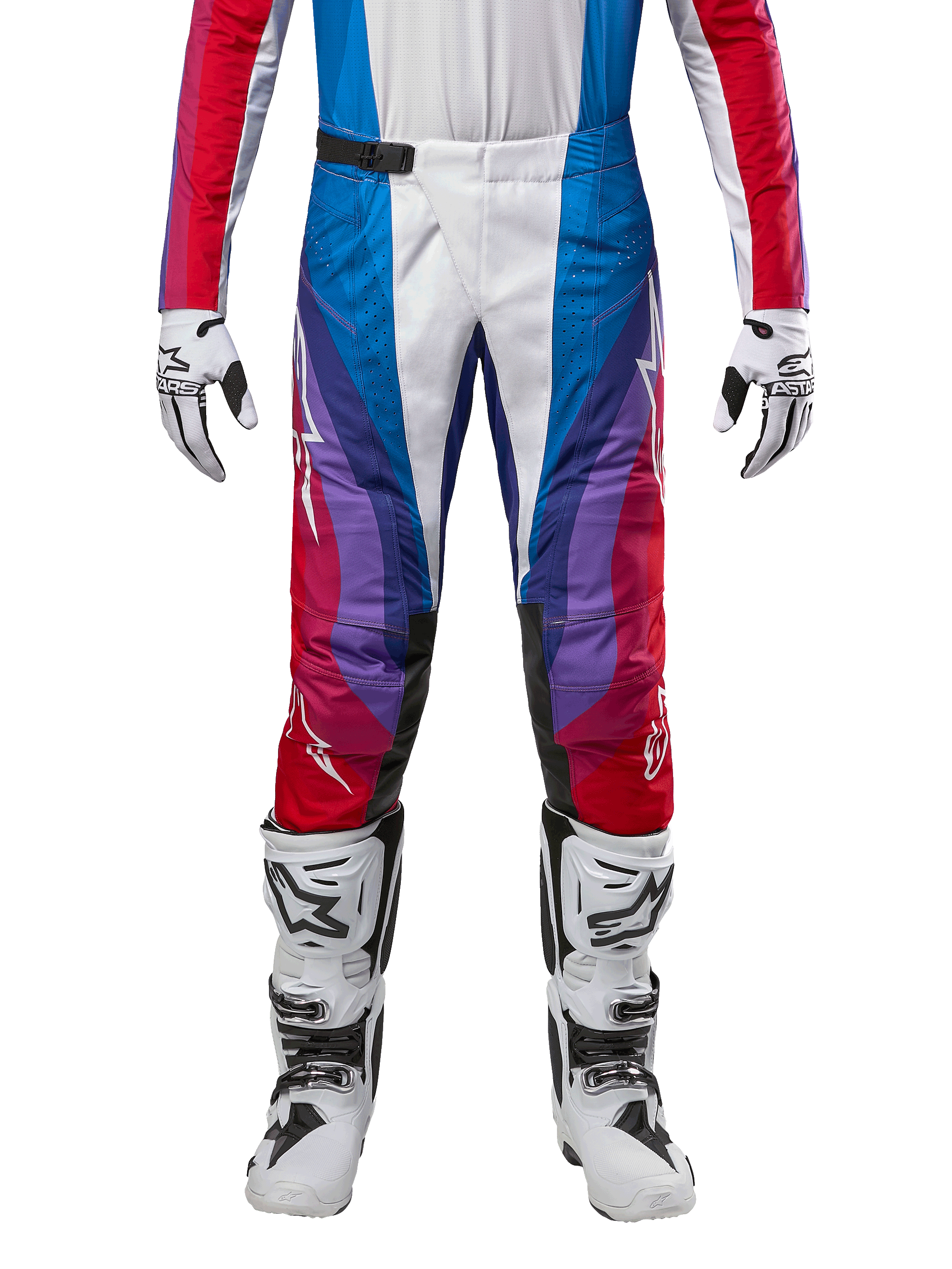 Alpinestars 2024 Techstar Pneuma Pants, pantaloni da motocross, Blu, Rosso Marte e Bianco, caratterizzati da un design angolare multicolore con accenti viola, abbinati a stivali da motocross bianchi e neri e guanti coordinati, vestibilità racing atletica per prestazioni fuoristrada