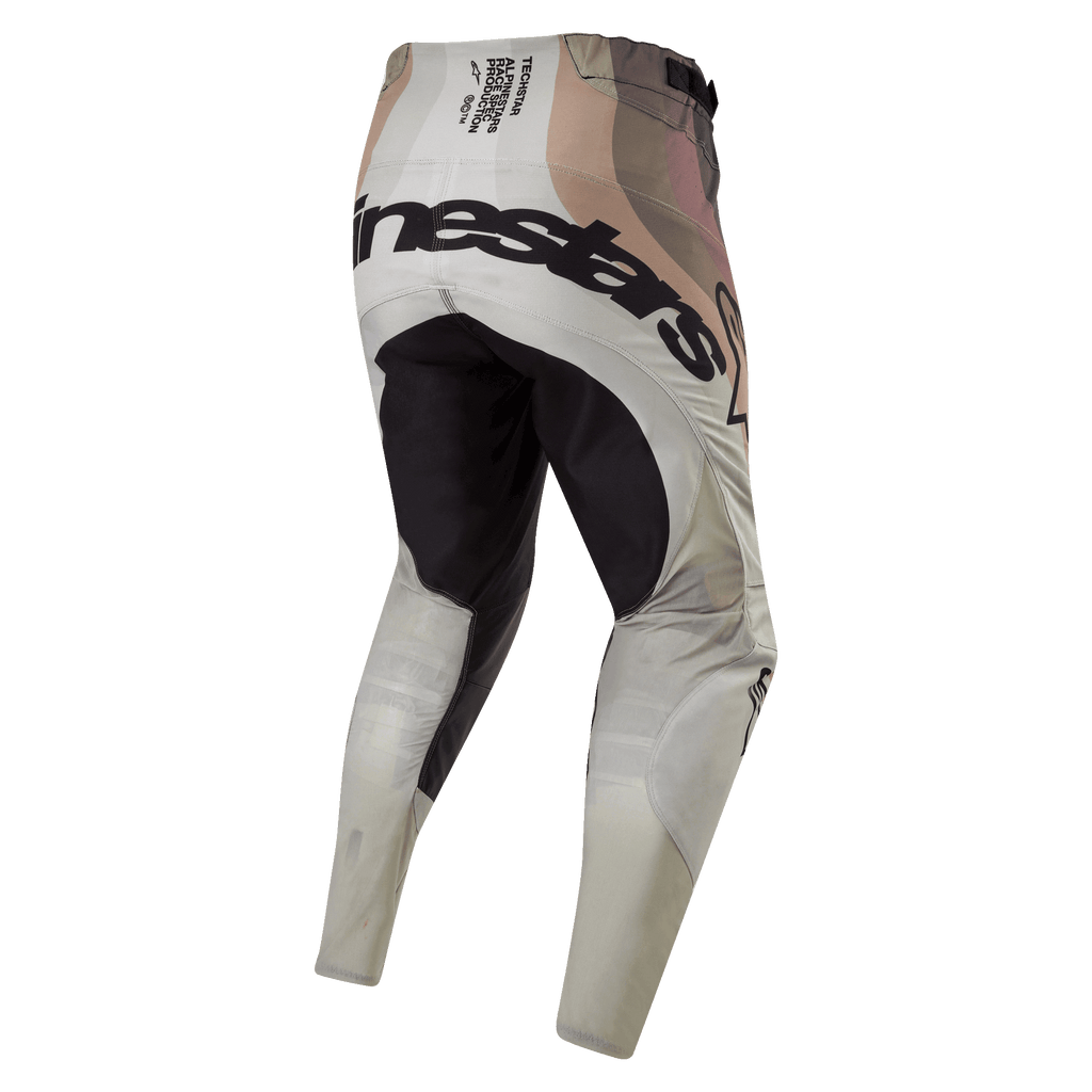 Alpinestars Pantaloni Techstar Pneuma 2024, pantaloni da motocross, Dark Sand e Iron Dust Gray, vista posteriore con pannello della seduta rinforzato nero e logo Alpinestars sul retro, testo tecnico race spec sulla vita, design stile mimetico naturale, struttura in tessuto resistente per corse fuoristrada