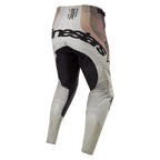 Alpinestars Pantaloni Techstar Pneuma 2024, pantaloni da motocross, Dark Sand e Iron Dust Gray, vista posteriore con pannello della seduta rinforzato nero e logo Alpinestars sul retro, testo tecnico race spec sulla vita, design stile mimetico naturale, struttura in tessuto resistente per corse fuoristrada