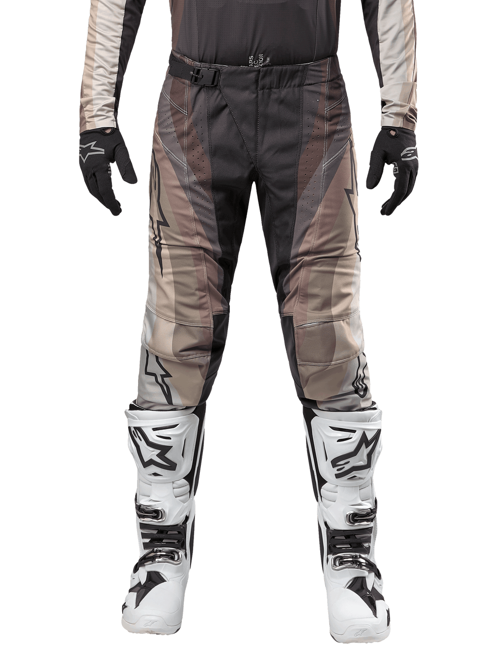Pantaloni Alpinestars Techstar Pneuma 2024, pantaloni da motocross, grigio Dark Sand Iron Dust, indossati con maglia coordinata, guanti neri e stivali bianchi e neri, con fibbia magnetica SX2 e logo Astars, abbigliamento resistente per gare fuoristrada
