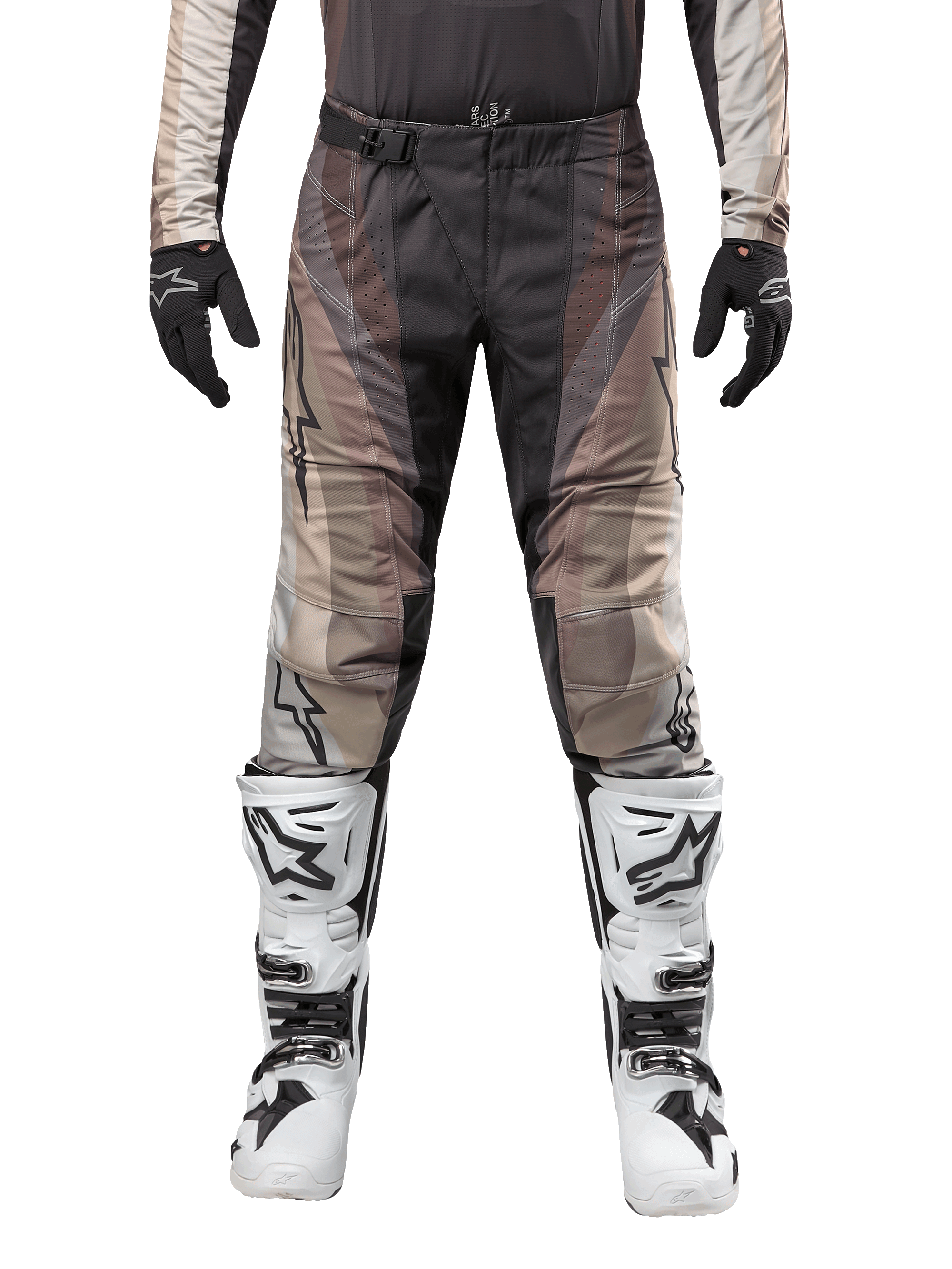 Pantaloni Alpinestars Techstar Pneuma 2024, pantaloni da motocross, grigio Dark Sand Iron Dust, indossati con maglia coordinata, guanti neri e stivali bianchi e neri, con fibbia magnetica SX2 e logo Astars, abbigliamento resistente per gare fuoristrada