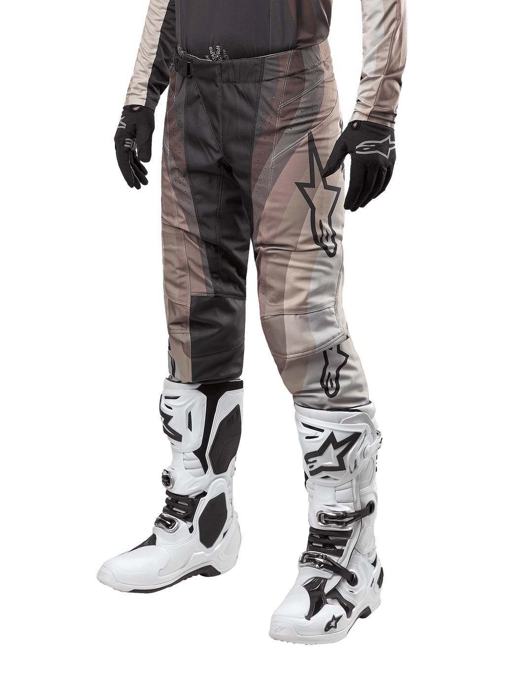 Alpinestars 2024 Techstar Pneuma Pants, pantaloni da motocross, sabbia scura e grigio polvere di ferro, indossati con stivali bianchi e neri e guanti neri, caratterizzati da un motivo ondulato con un grande logo a stella, abbigliamento resistente per corse fuoristrada
