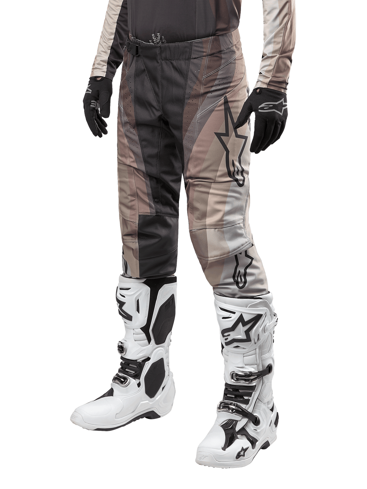Alpinestars Techstar Pneuma Pants, pantaloni da motocross, grigio, nero e beige, con logo stella, indossati con stivali bianchi e neri, guanti neri, design aerodinamico per prestazioni off-road