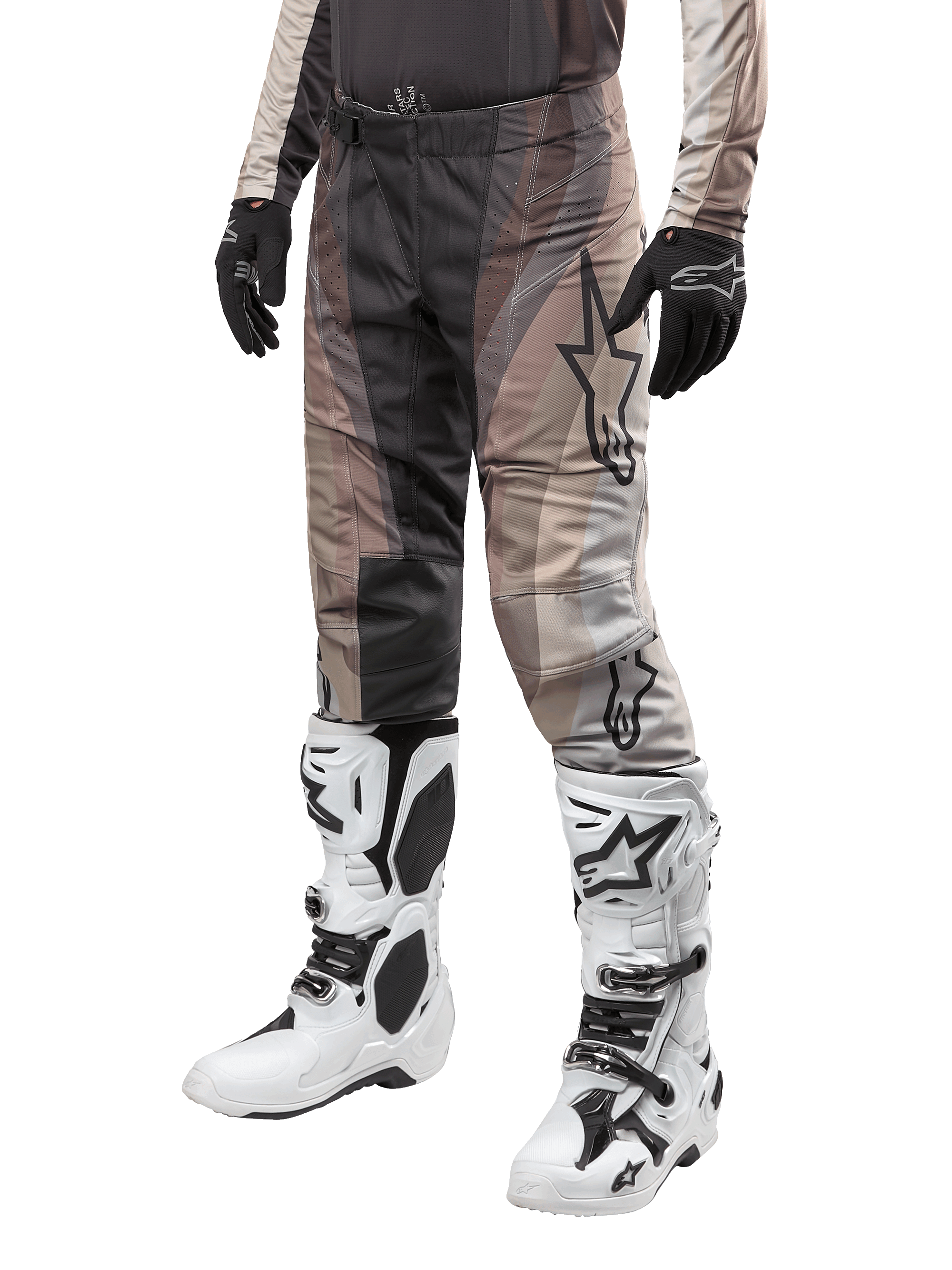 Alpinestars 2024 Techstar Pneuma Pants, pantaloni da motocross, sabbia scura e grigio polvere di ferro, indossati con stivali bianchi e neri e guanti neri, caratterizzati da un motivo ondulato con un grande logo a stella, abbigliamento resistente per corse fuoristrada