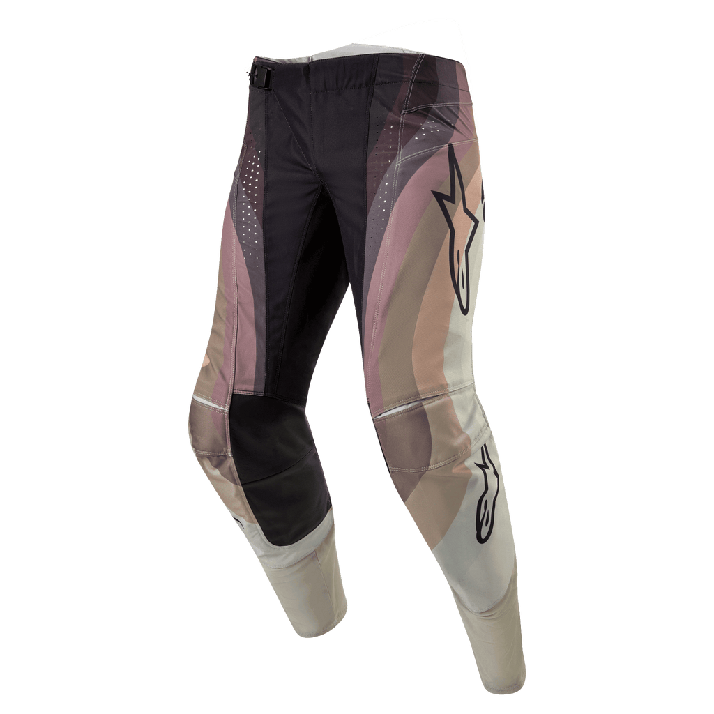 Pantaloni Alpinestars Techstar Pneuma 2024, pantaloni da motocross, Sabbia Scura, Polvere di Ferro e Grigio, caratterizzati da un design a blocchi di colore ondulati con loghi a stella Alpinestars, pannelli neri rinforzati sulle ginocchia e perforazioni laser, equipaggiamento da corsa fuoristrada resistente