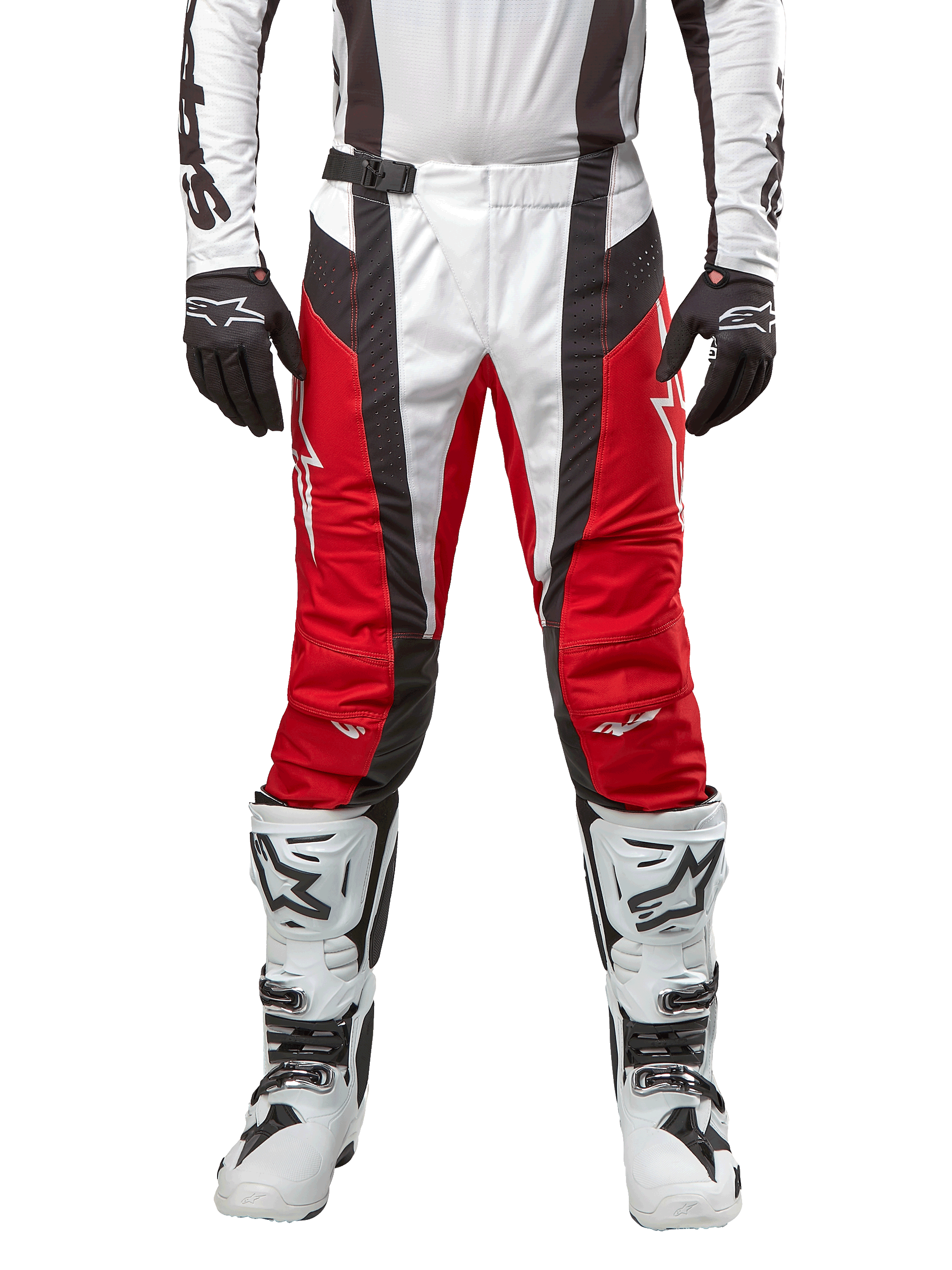 Alpinestars Techstar Ocuri Pants 2024, pantaloni da motocross, rosso Mars, bianco e nero, vista frontale indossati con maglia bianca coordinata, guanti neri e stivali bianchi, caratterizzati da pannelli traforati traspiranti e un taglio d'ispirazione racing per prestazioni fuoristrada.