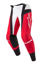 Alpinestars 2024 Techstar Ocuri Pants, pantaloni da motocross, rosso Mars, bianco e nero, con pannelli rossi e bianchi e accenti neri traforati, grande logo Astar bianco sulla coscia, marchio Alpinestars sugli stinchi, design resistente per gare fuoristrada