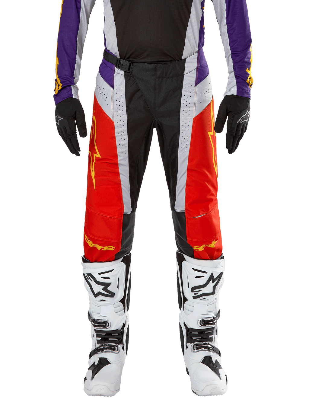 Alpinestars 2024 Techstar Ocuri Pants, pantaloni da motocross, arancione acceso, viola e nero, indossati con maglia coordinata, guanti neri e stivali bianchi, caratterizzati da pannelli anteriori arancione vivace, dettagli viola in vita e sezioni grigie traforate, design tecnico per corse off-road