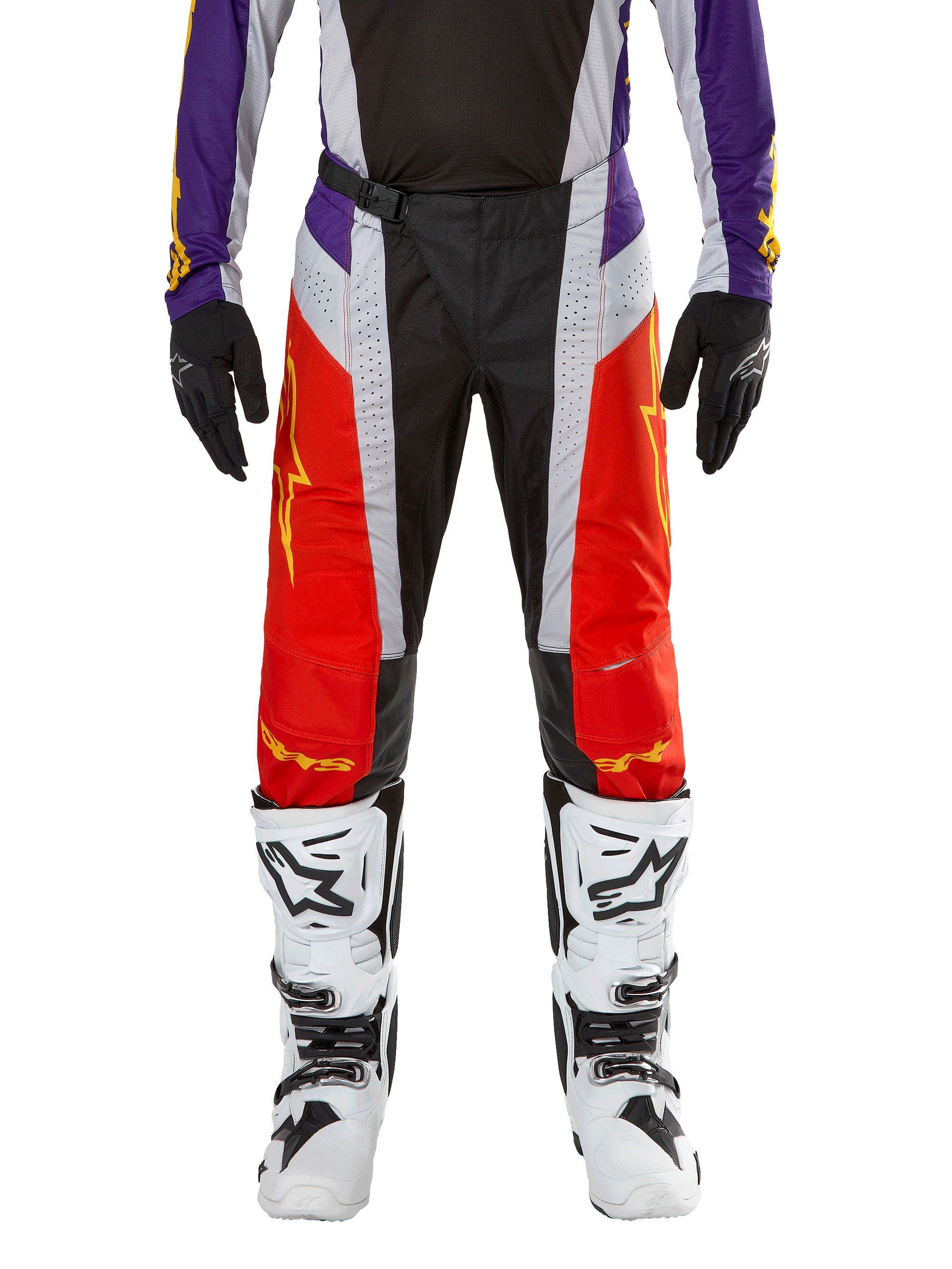 Alpinestars 2024 Techstar Ocuri Pants, pantaloni da motocross, arancione acceso, viola e nero, indossati con maglia coordinata, guanti neri e stivali bianchi, caratterizzati da pannelli anteriori arancione vivace, dettagli viola in vita e sezioni grigie traforate, design tecnico per corse off-road
