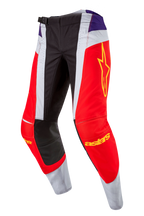 Alpinestars 2024 Techstar Ocuri Pants, pantaloni da motocross, Hot Orange Purple Black, con pannelli rossi e bianchi, dettagli viola sui fianchi, logo a stella giallo sulla coscia, ginocchia rinforzate nere, design atletico per gare fuoristrada