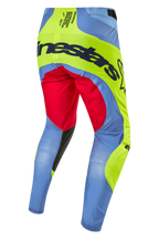 Alpinestars Pantaloni Techstar Ocuri 2024, pantaloni da motocross, blu chiaro, giallo fluo e rosso berry, vista posteriore che mostra l'evidente marchio Alpinestars sulla seduta, design tecnico multi-pannello per corse fuoristrada