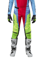 Alpinestars Pantaloni Techstar Ocuri 2024, pantaloni da motocross, azzurro, giallo fluo e rosso berry, indossati con maglia coordinata e stivali da motocross bianchi, caratterizzati da vivaci pannelli color-block e loghi neri, design resistente con vestibilità racing